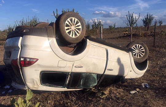 Médica perde controle e capota veículo na BA-120, quando seguia de Santaluz para Valente