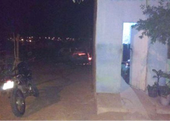 Grupo de criminosos invade casa, mata morador e toca fogo em dois carros