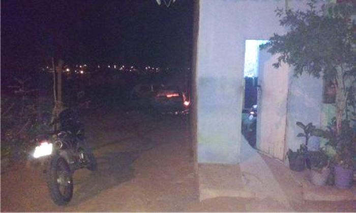 Grupo de criminosos invade casa, mata morador e toca fogo em dois carros