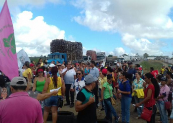 Serrinha – Manifestantes bloqueiam rodovia BR 116 em protesto contra Reforma da Previdência (PEC287)