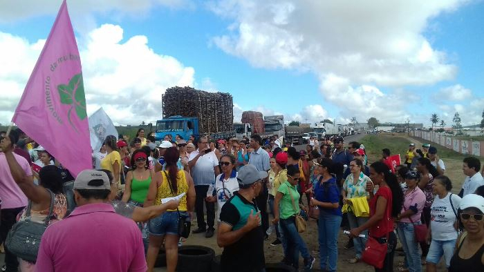 Serrinha – Manifestantes bloqueiam rodovia BR 116 em protesto contra Reforma da Previdência (PEC287)