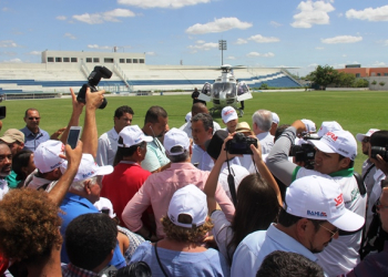 Riachão do Jacuipe II – Ato de entrega de estrada recuperada reuniu 12 deputados e dezenas de prefeitos e muito protesto
