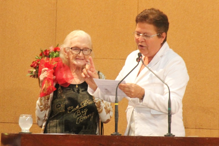 Fátima Nunes homenageia sua mãe durante Sessão Especial proposta pela Comissão dos Direitos da Mulher da AL-BA