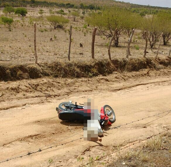 Motociclista morre depois de tocar em fio da rede elétrica atravessado em estrada