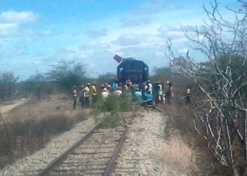 Sem terra em protesto contra decisão judicial fecha linha férrea no Povoado de Itareru município de Valente
