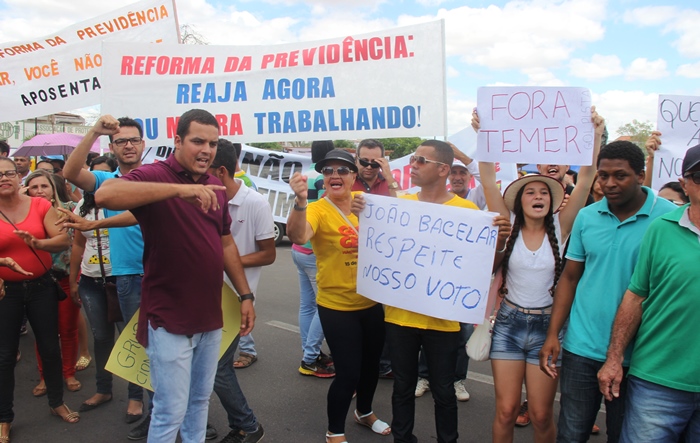 Riachão do Jacuípe I – Discurso de João Bacelar ‘recheado’ de vaia. Parlamentar votou a favor da terceirização