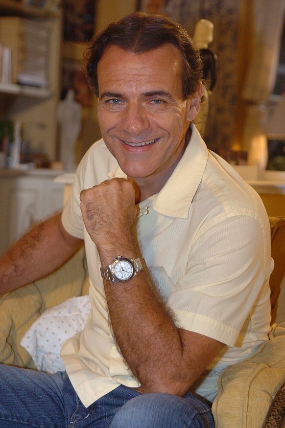 Ex-galã global hoje vende sanduíches e batatas-fritas na praia do Rio