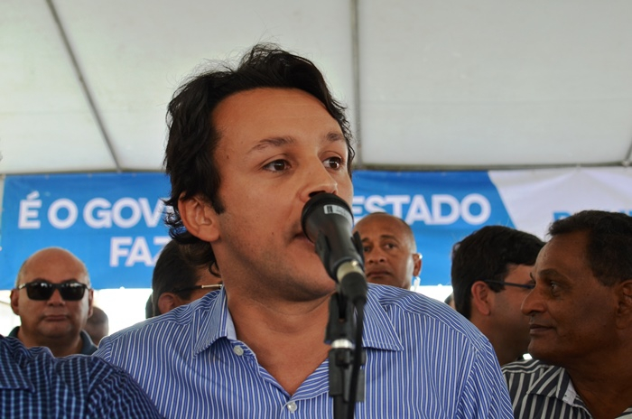 Deputado Mário Junior é vaiado em ato com o governador. Situação indentica passou João Bacelar em Riachão, ambos votaram a favor da terceirização