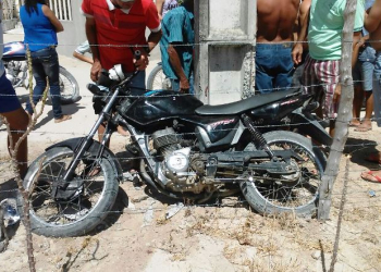 Três adolescentes ficam feridos em colisão de moto com poste de iluminação pública