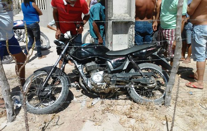 Três adolescentes ficam feridos em colisão de moto com poste de iluminação pública