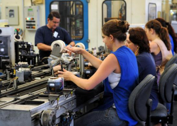 Mulher trabalha 5,4 anos a mais do que homem, diz estudo do Ipea