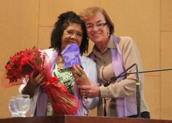 Durante Sessão Especial “Mulheres contra a reforma da Presidência” Neusa Cadore homenageou vereadora Marta Rodrigues (PT)