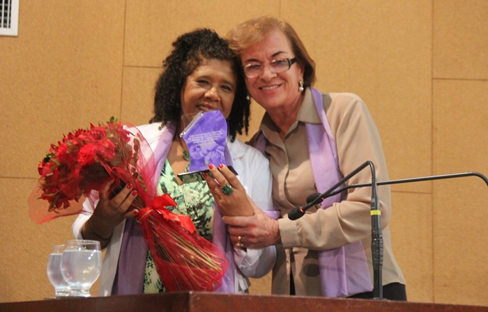 Durante Sessão Especial “Mulheres contra a reforma da Presidência” Neusa Cadore homenageou vereadora Marta Rodrigues (PT)