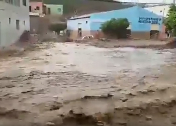 Chuva forte arrasta carros e água invade igreja em cidade da Bahia