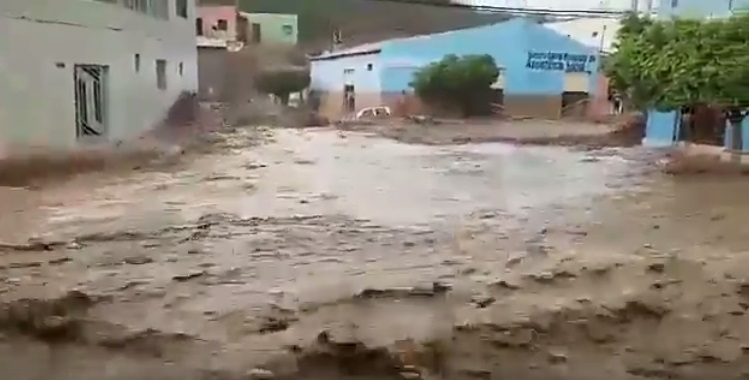 Chuva forte arrasta carros e água invade igreja em cidade da Bahia