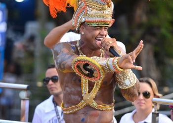 Léo Santana comemora sucesso da música ‘Santinha’: ‘É uma bênção’