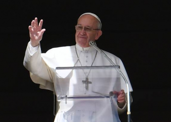 Papa pede que fiéis carreguem e leiam Bíblia como se fosse celular