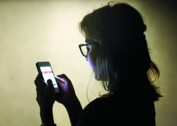 Pesquisa revela que mulheres veem mais pornografia no celular do que homens