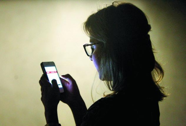 Pesquisa revela que mulheres veem mais pornografia no celular do que homens