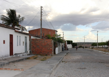 Retirolândia – Moradores de bairro convivem com perigo constante com a rede elétrica e de abastecimento de água; saiba porque