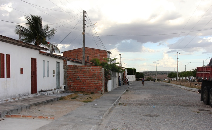 Retirolândia – Moradores de bairro convivem com perigo constante com a rede elétrica e de abastecimento de água; saiba porque