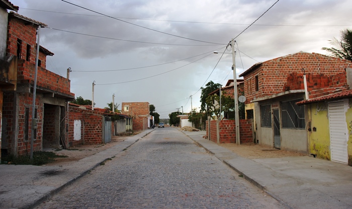 Retirolândia – Moradores de bairro convivem com perigo constante com a rede elétrica e de abastecimento de água; saiba porque