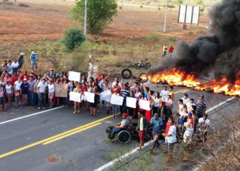 Movimento Mobiliza Tucano interdita BR-116 para protestar contra reforma da Previdência