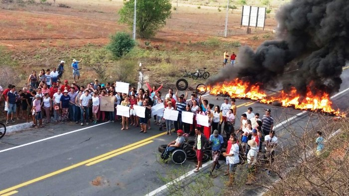 Movimento Mobiliza Tucano interdita BR-116 para protestar contra reforma da Previdência