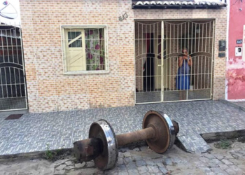 Rodas se soltam após trem descarrilar e quase invadem casa em Santaluz