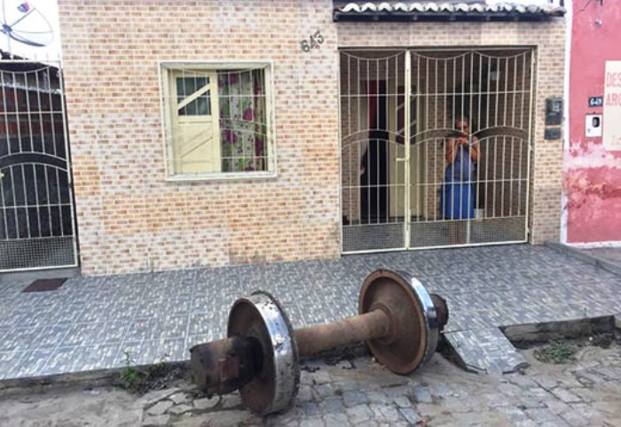 Rodas se soltam após trem descarrilar e quase invadem casa em Santaluz