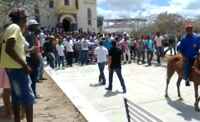 Ao som do aboio, corpo de Gustavo é sepultado em Tanquinho