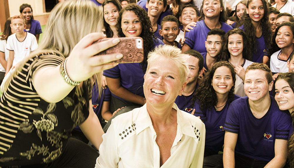 Irecê: Xuxa visita Fazenda Nova Canaã e contagia crianças