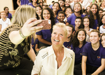 Irecê: Xuxa visita Fazenda Nova Canaã e contagia crianças