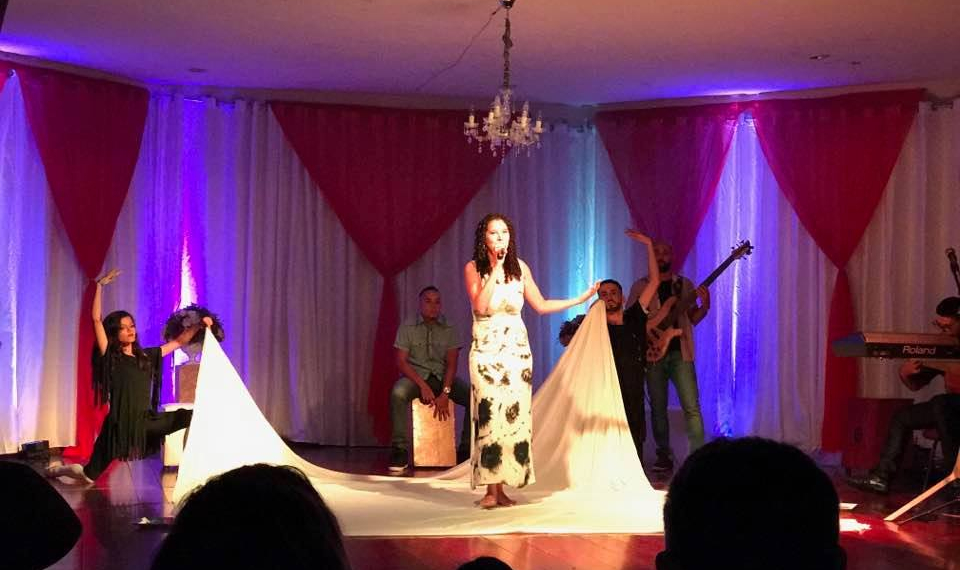 Após show marcante em Coité, agora é a vez de Fernanda Santos cantar em Brasília