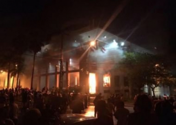 Congresso do Paraguai é incendiado após Senado aprovar reeleição