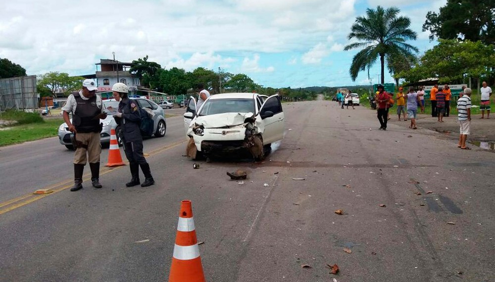 Acidente entre dois carros deixa quatro mortos e cinco feridos