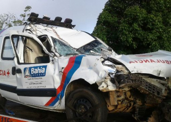 Idosa morre dentro de ambulância após acidente na BR-116 Sul