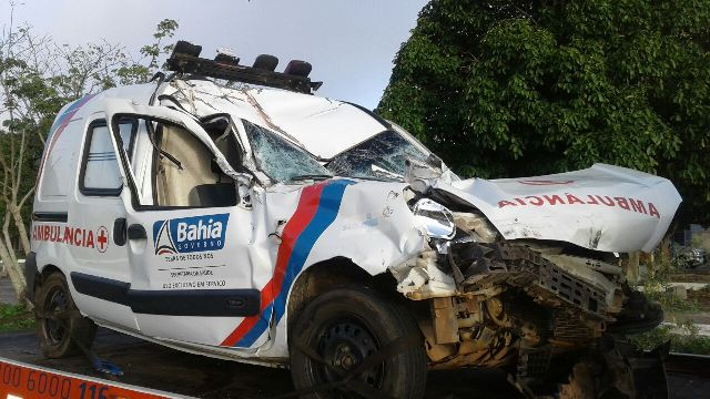 Idosa morre dentro de ambulância após acidente na BR-116 Sul