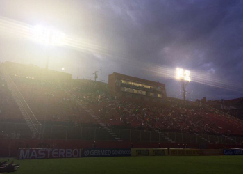 Em jogo com apagão de quase 1 hora, Vitória vence River e vai as semifinais da Copa do Nordeste