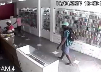 Ousadia: bandidos roubam dezenas de celulares em pleno meio dia no centro de Coité
