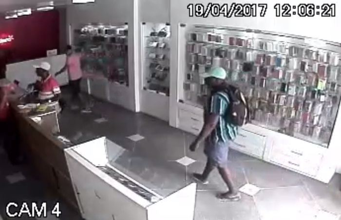 Ousadia: bandidos roubam dezenas de celulares em pleno meio dia no centro de Coité