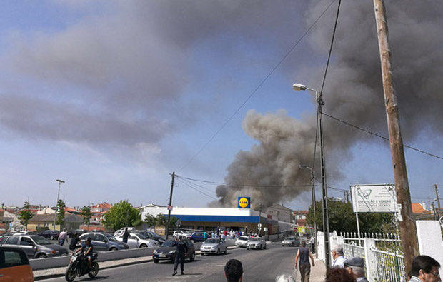 Avião explode no ar e deixa pelo menos cinco mortos em Portugal