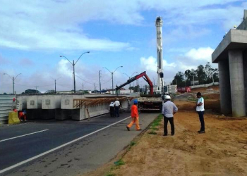 Parte da BR-324 é interditada para instalação de vigas do viaduto da Noide Cerqueira