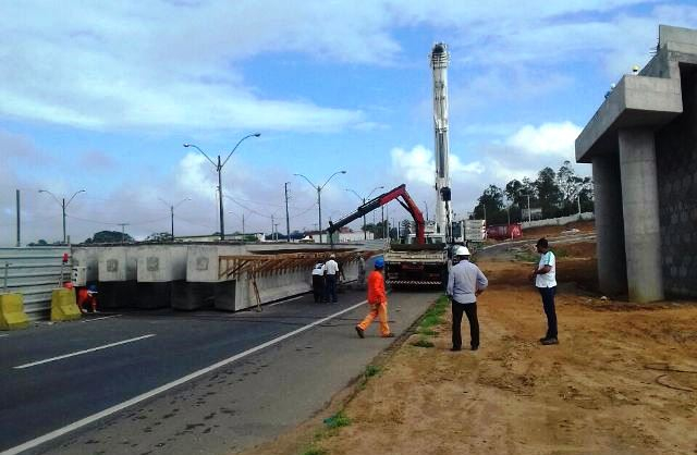 Parte da BR-324 é interditada para instalação de vigas do viaduto da Noide Cerqueira