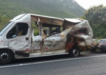 Quatro pessoas morrem em colisão envolvendo van e caminhão na BR 242 (Atualizada)
