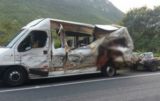 Quatro pessoas morrem em colisão envolvendo van e caminhão na BR 242 (Atualizada)