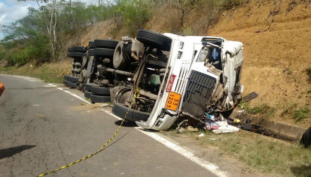 Motorista fica ferido e filho morre após carreta tombar na BR 101
