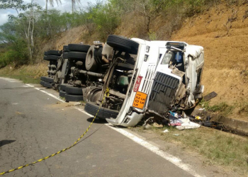 Motorista fica ferido e filho morre após carreta tombar na BR 101