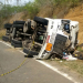 Motorista fica ferido e filho morre após carreta tombar na BR 101