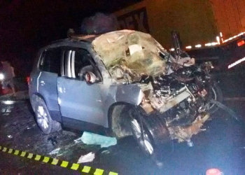 Batida entre carro e carreta dos Correios mata três pessoas na BR-116, sudoeste da Bahia